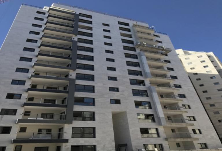 חיפוי אלומיניום 2 מ"מ בניין מגורים ,כפר סבא