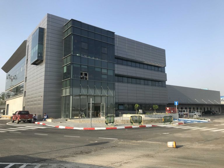 חיפוי אלומיניום 2 מ"מ בניין סוויספורט ,נתב"ג